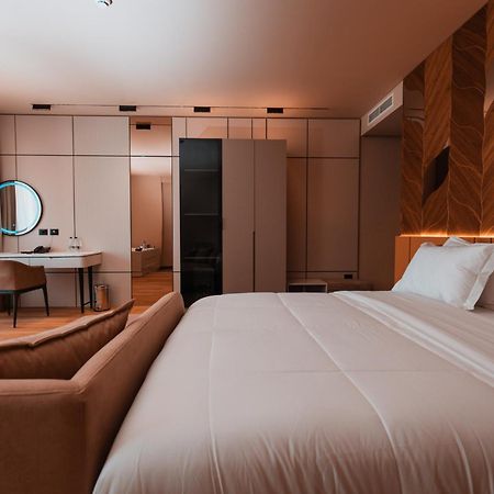 Royal G Deluxe Hotel Shkallnur Luaran gambar