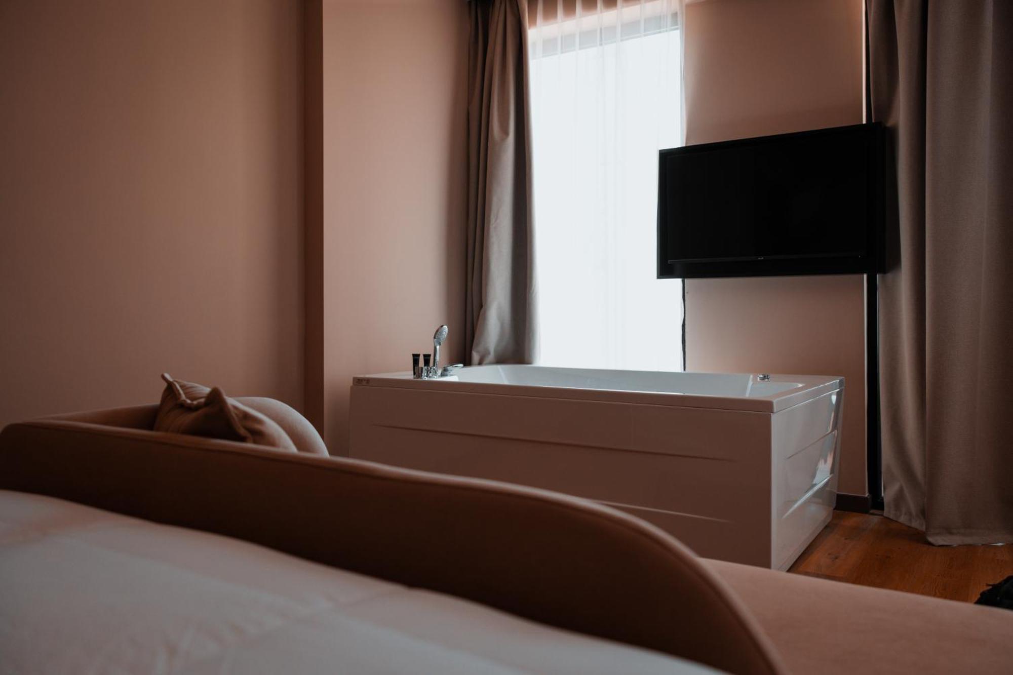 Royal G Deluxe Hotel Shkallnur Luaran gambar