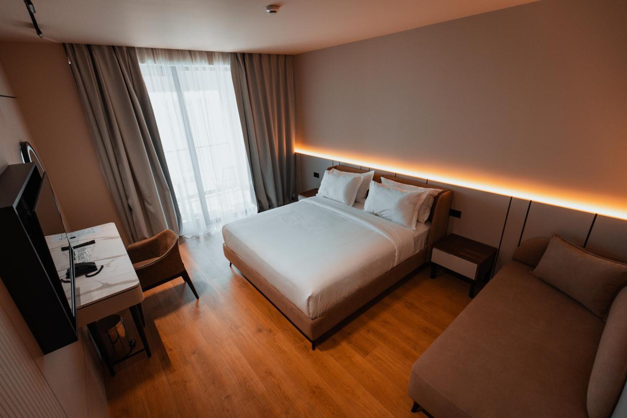 Royal G Deluxe Hotel Shkallnur Luaran gambar