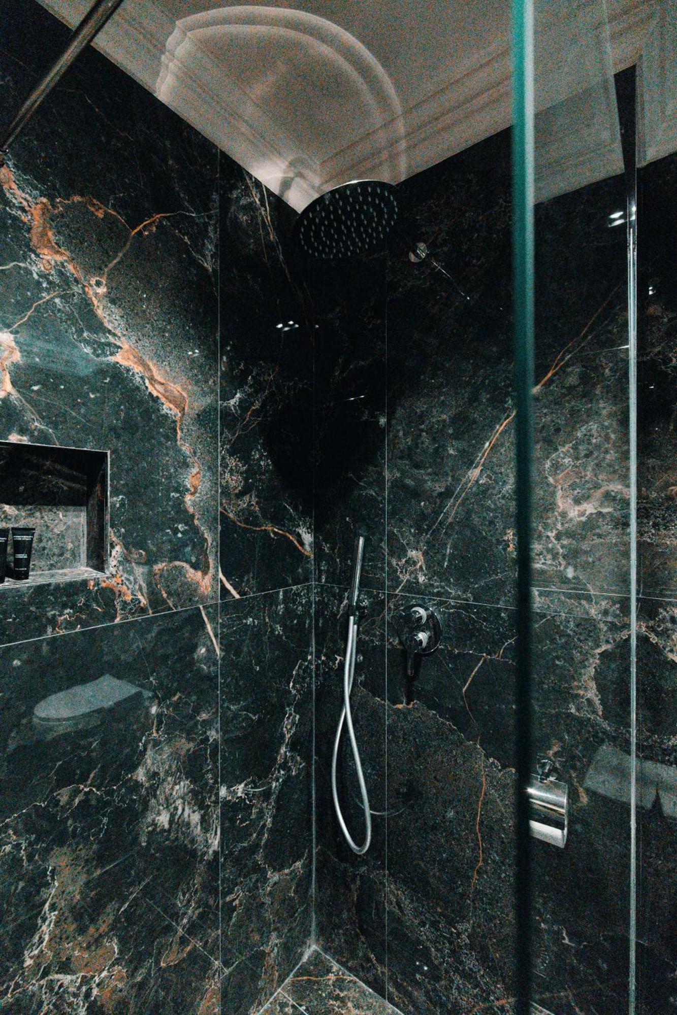 Royal G Deluxe Hotel Shkallnur Luaran gambar